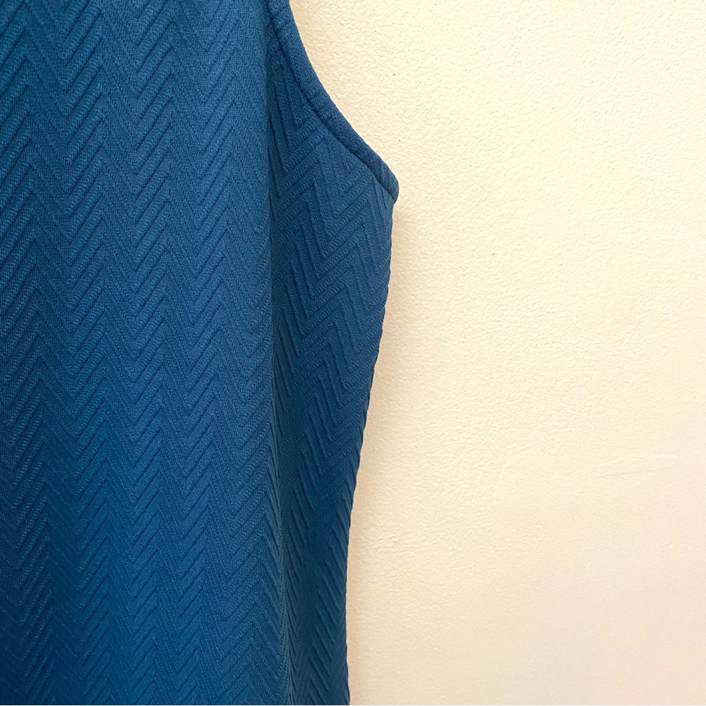 Avenue teal zig zag textured sleeveless keyhole opening top size 14 - Picture 5 of 8